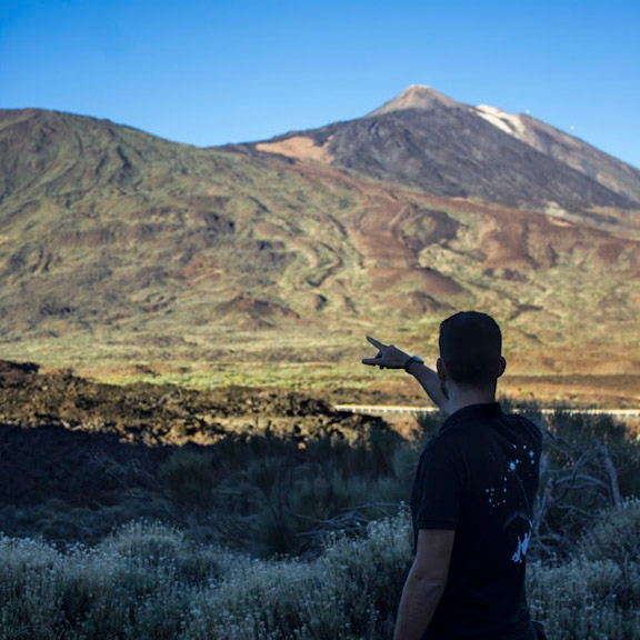 Darío López señalando al Teide en una excursión