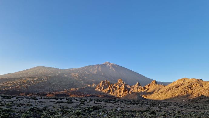 Le Teide illuminé du côté droit lors d'un lever de soleil.